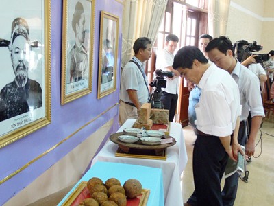 Các đại biểu tham quan gian trưng bày tư liệu về thành Tân Sở và vua Hàm Nghi tại Hội thảo.