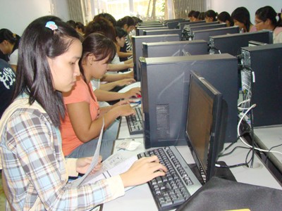 Sinh viên ĐH Hùng Vương TPHCM trong một giờ thực hành tin học