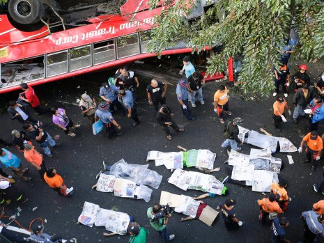 Xác các nạn nhân bên cạnh chiếc xe bus bị rơi ở Manila, Philippines