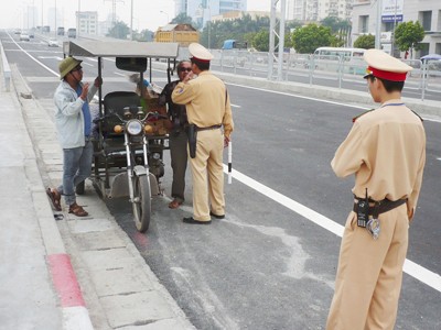 CSGT Hà Nội dẹp xe ba bánh: Thanh lý toàn bộ xe vi phạm
