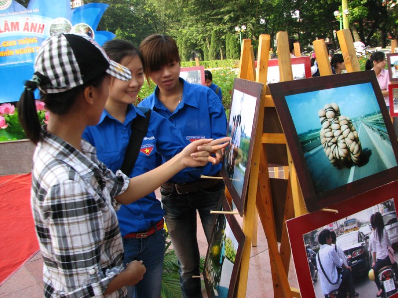 Triển lãm ảnh về an toàn giao thông ở Hà Nội
