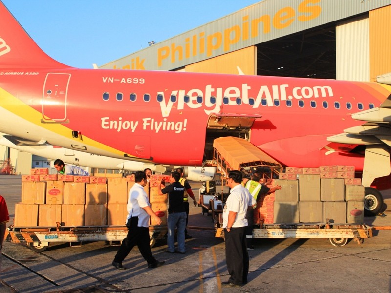 VietJetAir chuyển hàng cứu trợ tới Philippines