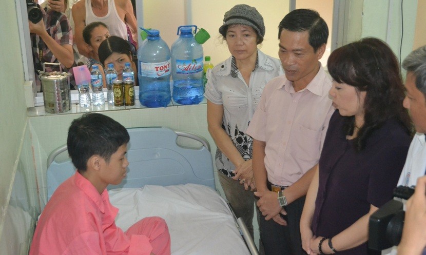 Ảnh: Bộ trưởng Bộ Y tế Nguyễn Thị Kim Tiến đến thăm cháu gia đình anh Thuân sáng nay.