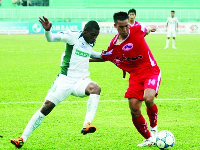 Navibank SG (trắng) và V.Hải Phòng bất phân thắng bại trên sân Thống Nhất Ảnh: Tường Vũ