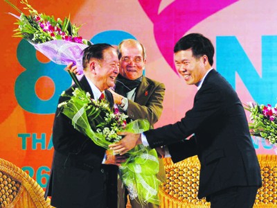 Anh Võ Văn Thưởng tặng hoa cho cựu cán bộ Đoàn Ảnh: Xuân Phú