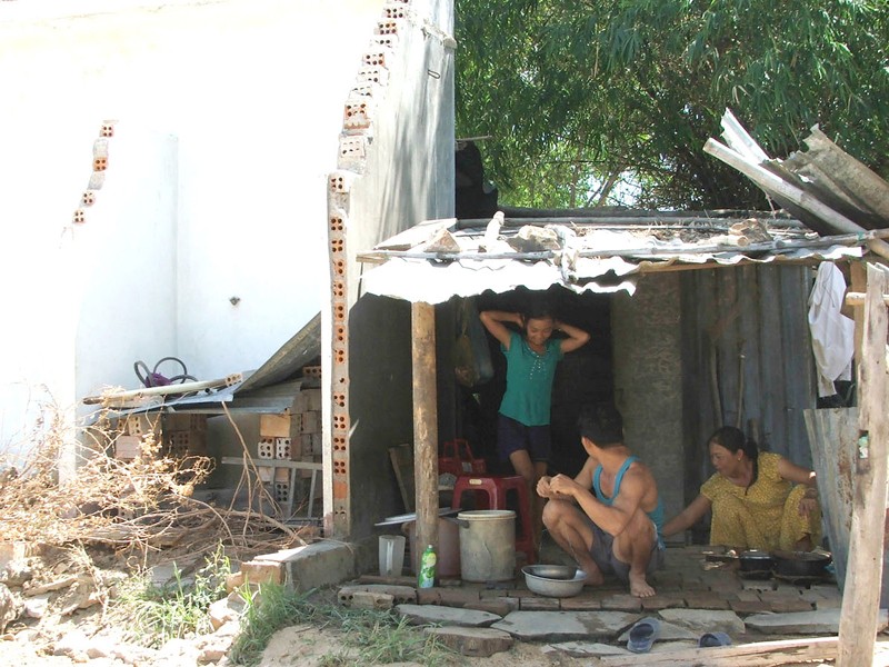 Gia đình chị Bùi Thị Kim Liên sống trong căn nhà ọp ẹp, dột nát từ hơn nửa năm qua