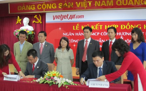 Hãng bay VietJetAir cùng Vietinbank phát hành thẻ thương hiệu