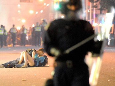 Nụ hôn cháy bỏng trong bạo loạn