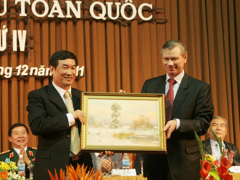 Chủ tịch Hội Hữu nghị Việt- Nga Đào Trọng Thi thay mặt Đại hội nhận món quà từ Chủ tịch Hội Hữu nghị Nga-Việt Buyanov