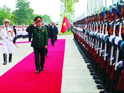 Bộ trưởng Phùng Quang Thanh và Bộ trưởng Quốc phòng các nước duyệt đội danh dự trước lễ khai mạc ADMM+
