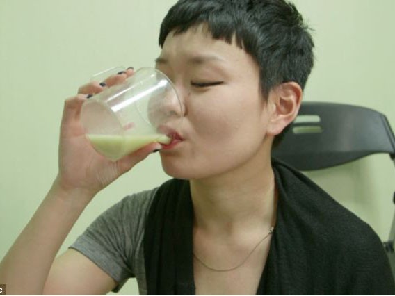 Phóng viên Yuka Uchida uống thử loại rượu được làm từ phân trẻ em