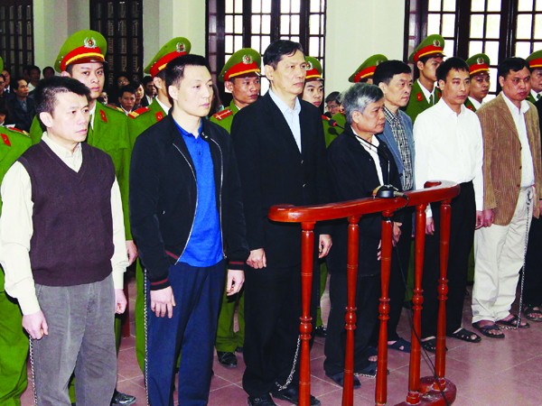 Ngoài Nguyễn Tuấn Dương (thứ hai từ trái sang) được đề nghị chuyển tội danh, 8 bị cáo bị đề nghị giữ nguyên tội cố ý làm trái