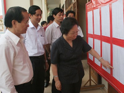 Phó Chủ tịch nước Nguyễn Thị Doan kiểm tra công tác bầu cử tại huyện Kiến Thụy, Hải Phòng
