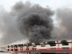 Cháy lớn tại KCN, hàng ngàn công nhân bị vây kín