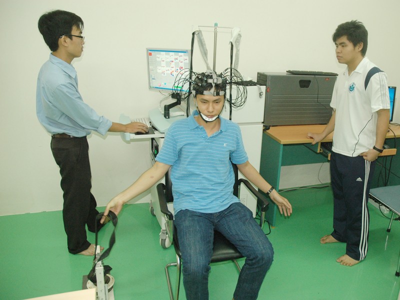 Sinh viên ĐH Quốc tế (ĐH Quốc gia TP HCM) trong giờ thực hành ở phòng thí nghiệm bộ môn Kỹ thuật y sinh. Ảnh: Quang Phương
