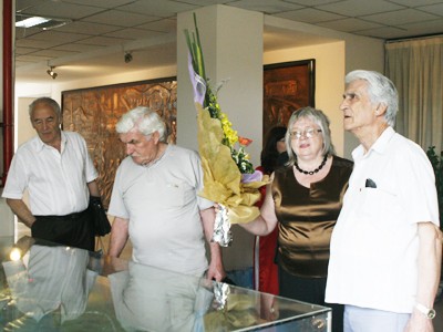Các chuyên gia Liên Xô và Liên bang Nga thăm Phòng truyền thống tại trụ sở tập đoàn Điện lực Việt Nam