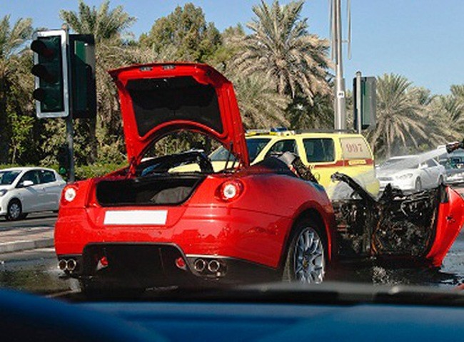 'Ngựa chiến' Ferrari 599 GTB Fiorano 'chết cháy'
