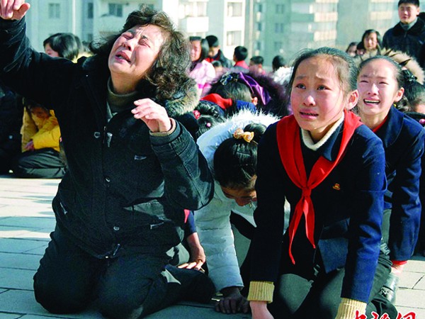 Người dân CHDCND Triều Tiên than khóc về cái chết của nhà lãnh đạo Kim Jong-il. Ảnh: Chinanews.com