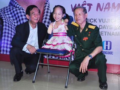 Gặp lại cô bé ‘Nick Vujicic Việt Nam’ nhí nhảnh tại Hà Nội
