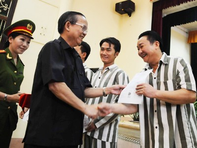 Phó Thủ tướng Trương Vĩnh Trọng trao quyết định đặc xá cho phạm nhân Xiêng Phênh