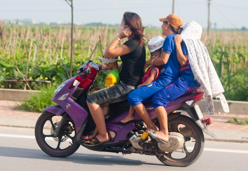 Nhức nhối vi phạm giao thông ngoại thành Hà Nội