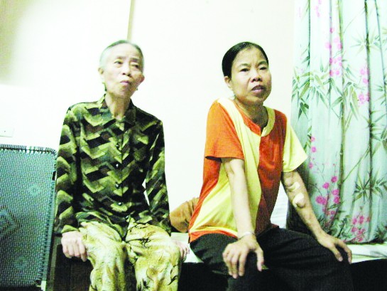 Bà nội Nguyễn Thị Lạp (trái) và mẹ Hiếu - bà Nguyễn Thị Hạnh