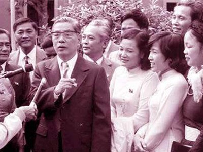 Tổng Bí thư Nguyễn Văn Linh gặp gỡ các đại biểu tại Đại hội Đảng toàn quốc lần thứ VI - Đại hội đổi mới năm 1986 Ảnh tư liệu