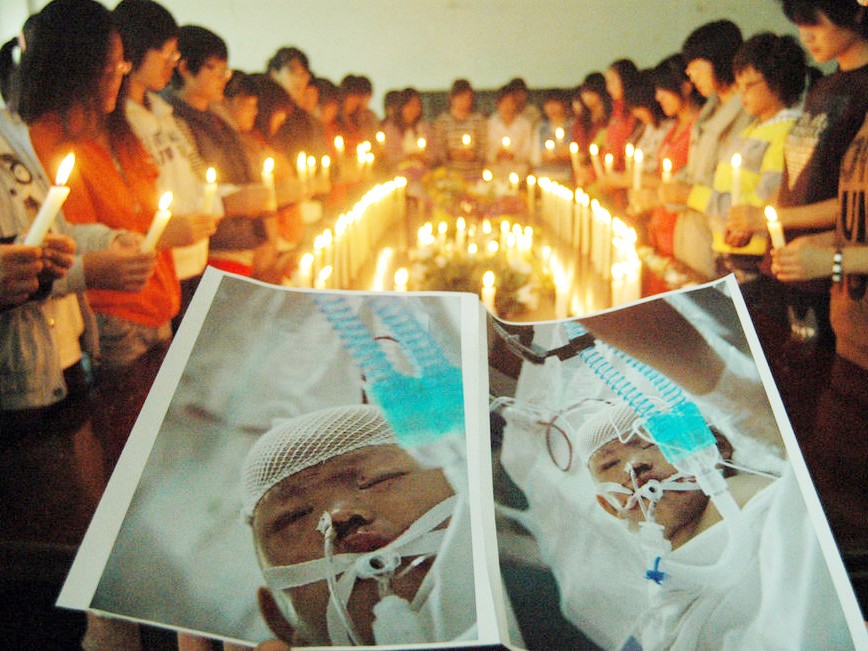 Nhân dân nhiều nơi làm lễ tang cho bé Duyệt Duyệt