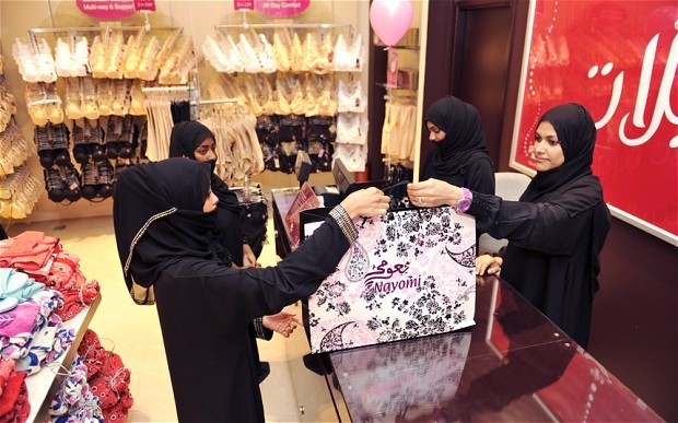 Năm ngoái, phụ nữ Ả-rập Xê-út được phép làm việc trong các cửa hàng bán đồ lót