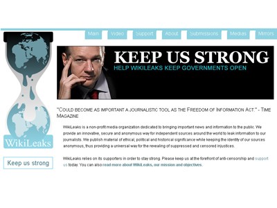 Giao diện trang chủ WikiLeaks ngày 5 -12 với hình của Julian Assange và thông điệp “Giúp WikiLeaks khiến các chính phủ phải công khai”. Ảnh: M.L