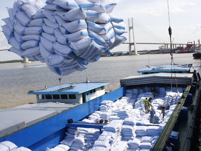 Bốc xếp gạo xuất khẩu sang Malaysia và Bangladesh tại cảng Sài Gòn tháng 10-2010
