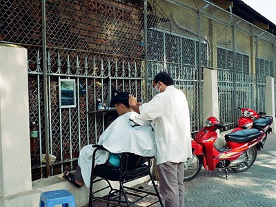 Nghề cắt tóc nam, một vốn… bốn chục lời
