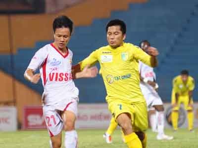 Vòng 12 V-League: Hà Nội T&T soán ngôi