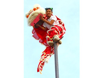 Nữ sinh múa lân trên cột cao 7 mét