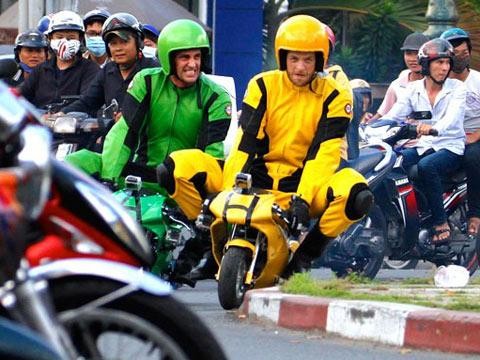 Người nước ngoài đua xe máy ruồi trên phố Sài Gòn