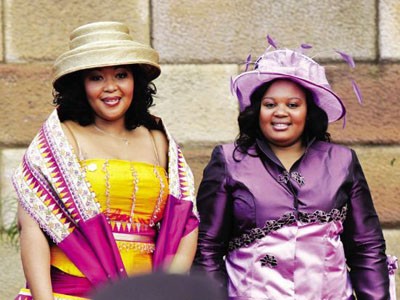 Tổng thống Nam Phi xuất ngoại cùng hai vợ