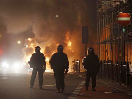 London rực lửa cuối tuần do bạo động