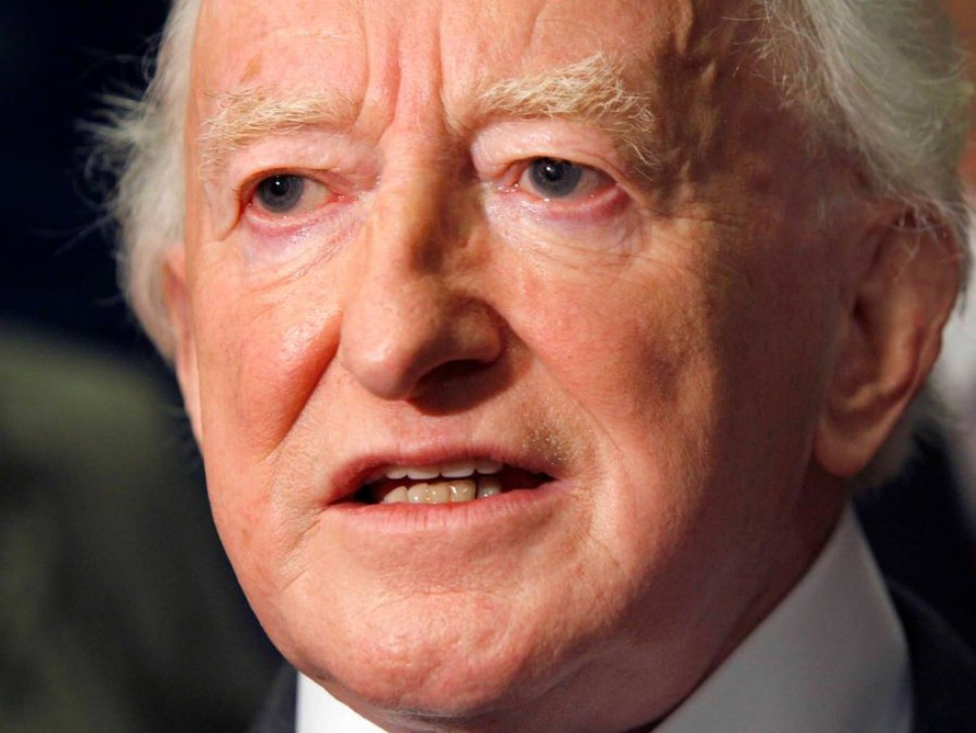 Nhà thơ 70 tuổi thắng cử tổng thống Ireland
