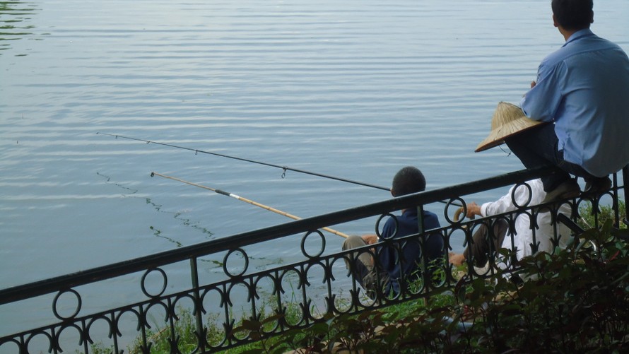 Tái diễn việc câu cá tại hồ Thủ Lệ