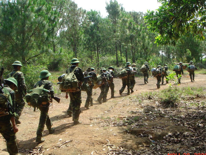 Lính sinh viên trong một lần hành quân