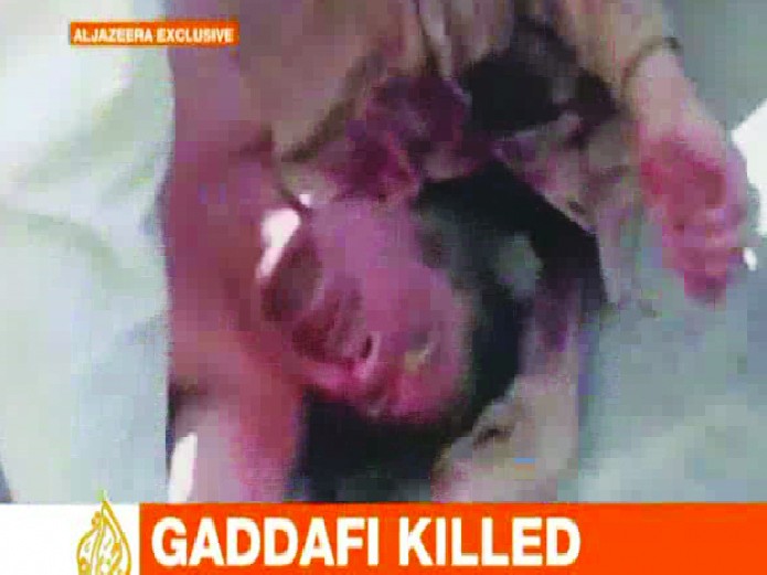 Xác đại tá Gaddafi bị kéo trên đường phố