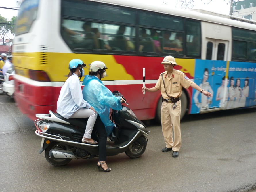 CSGT dừng xe máy vi phạm, trên đường Nguyễn Văn Cừ