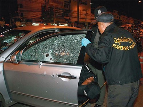 Chiếc xe của ông Pracha Prasopdee đầy vết đạn bắn.- Ảnh: Newley.com