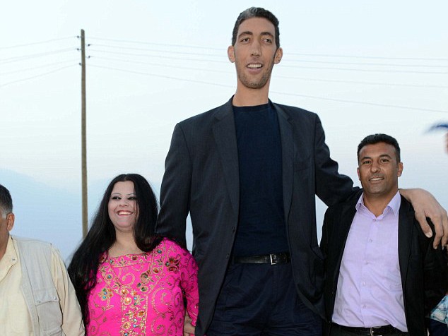 Người đàn ông cao nhất thế giới cưới vợ