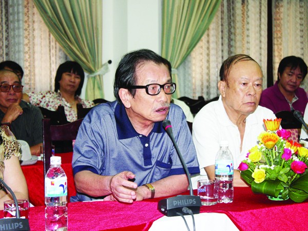 Nhà biên kịch Lê Phương (trái): Mừng vì điện ảnh đã chạm đáy. Ảnh: Hoàng Tuấn