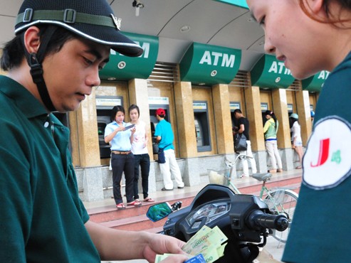 Ngân hàng lén thu phí ATM