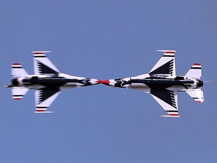 Phi đội bay F16 của Mỹ 'làm xiếc' trên không