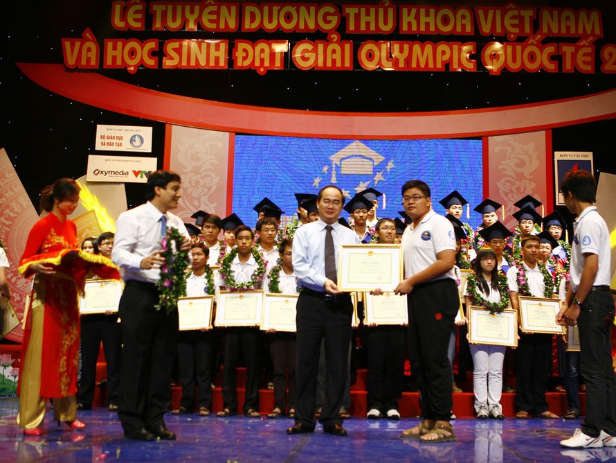 Phó Thủ tướng Nguyễn Thiện Nhân trao quà cho học sinh đạt giải Olympic quốc tế. Ảnh: Hồng Vĩnh