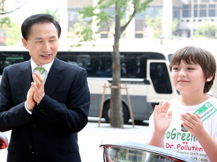 Jonathan Lee gặp Tổng thống Hàn Quốc Lee Myung-bak hồi tháng 8-2009. Ảnh: Gogreenman.com