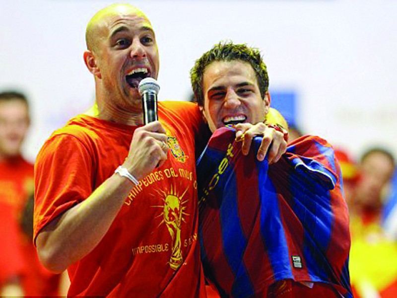 Fabregas (phải) xuất hiện trong màu áo Barca